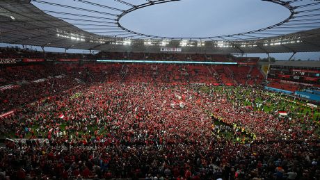 Leverkusens Fans bejubeln auf dem Rasen den Gewinn der Deutschen Meisterschaft © David Inderlied/dpa