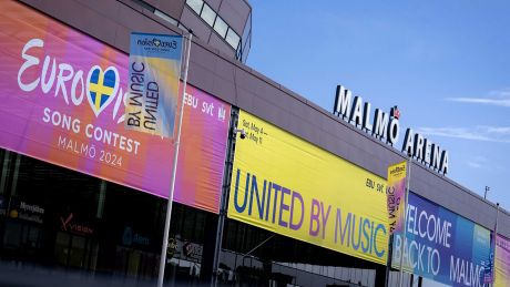 Das ESC-Motto "United By Music" steht an der Malmö Arena © Sander Koning/ANP/dpa